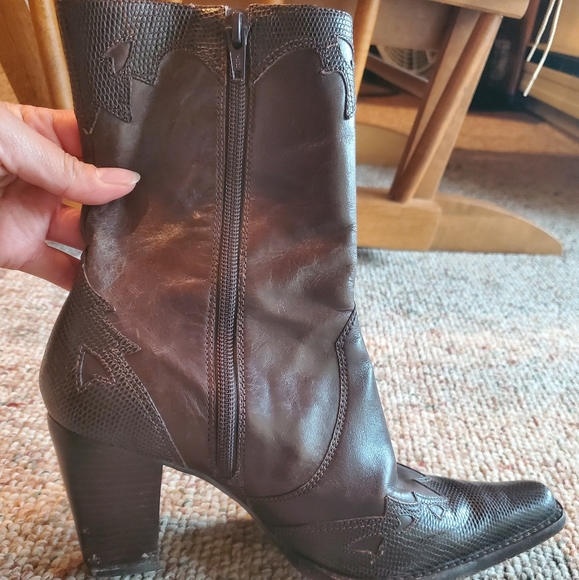 Antonio Melani Leather Scalloped Boots - Picture 3 of 4